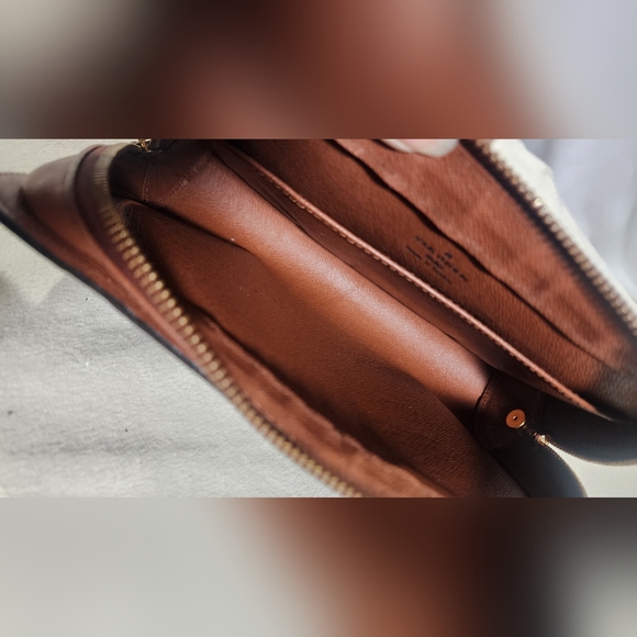 Louis Vuitton Orsay clutch/wristlet. Int & ext pockets have been cleaned out. - Picture 11 of 16